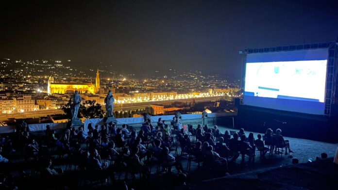 L'ora del Rosario: lo show di Fiorello al Politeama Greco di Lecce